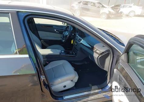 2010 Mercedes-Benz E 350 4Matic z USA, uszkodzony, nr VIN WDDHF8HB1AA070095